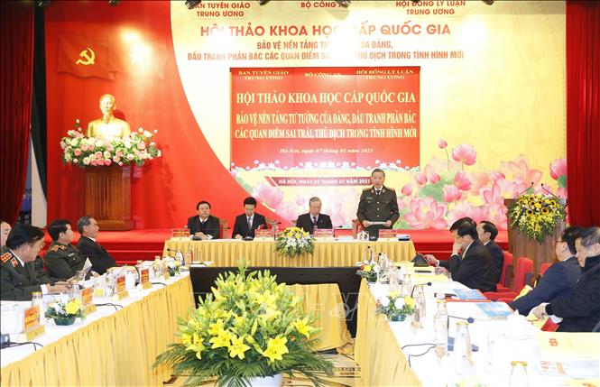 Un séminaire scientifique national intitulé «Défendre les fondements idéologiques du Parti, lutter contre les comportements négatifs, les allégations injustifiées des forces hostiles dans la nouvelle situation» a eu lieu le 7 janvier à Hanoi. Photo: VNA