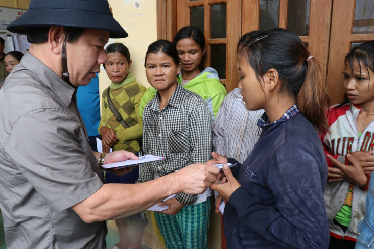 Des dirigeants de la province de Quang Ngai rendent visite des habitants touchés par les calamités naturelles. Photo: VGP