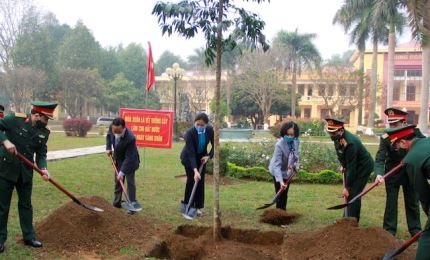 Fête de plantation d'arbres à Hanoï, sur le thème "Éternellement reconnaissant envers l'Oncle Ho"