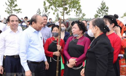 Le PM Nguyen Xuan Phuc lance le programme de plantation d'arbres à Tuyen Quang