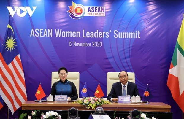 La présidente de l’Assemblée nationale Nguyên Thi Kim Ngân et le Premier ministre Nguyên Xuân Phuc lors du sommet consacré au «Rôle des femmes dans la construction d’une Communauté aséanienne cohésive, dynamique, durable et inclusive de l’après-Covid-19». Photo: VOV