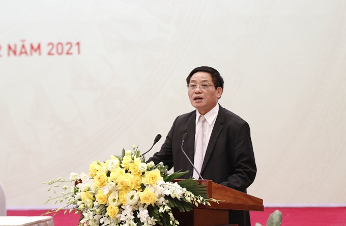 Le rédacteur en chef du Journal en ligne du Parti communiste du Vietnam, Tran Doan Tien s'exprime à l'échange en ligne. Photo: CPV