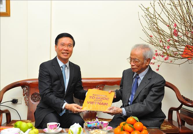 Vo Van Thuong a rendu visite le 3 février au Docteur ès lettres To Ngoc Thanh chez lui à Hanoi. Photo: VNA