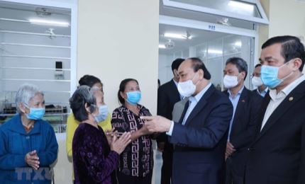 Le PM présente des cadeaux de Tet au centre de patronage social de Quang Nam