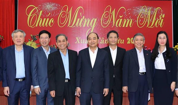 Le Premier ministre Nguyên Xuân Phuc pose avec les anciens dirigeants du Parti, de l’Etat et des localités du Centre, le 7 février. Photo : VNA