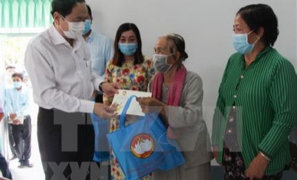 Le président du FPV rend visite à Hau Giang à l’occasion du Têt