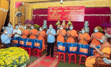 Le vice-Premier ministre permanent présente des cadeaux du Tet aux Khmers à HCM-Ville
