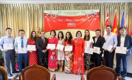 Les Vietnamiens à l’étranger fêtent le Têt traditionnel 2021