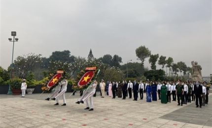 Les dirigeants de Ho Chi Minh-Ville rendent hommage aux héros morts pour la Patrie