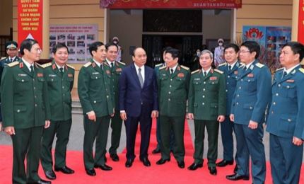 Le PM Nguyen Xuan Phuc se rend dans la Division de la défense aérienne 361