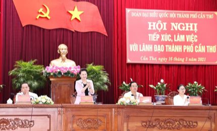La présidente de l’AN Nguyen Thi Kim Ngan travaille avec les dirigeants de Can Tho