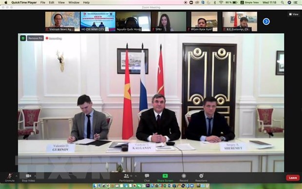 Le vice-président de la Commission des relations extérieures de la ville de Saint-Pétersbourg, Vyacheslav Kalhanov (au milieu), prend la parole lors de la conférence. Photo: VNA