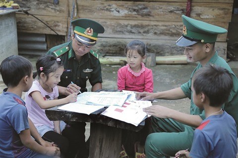 Des jeunes militaires de la garde-frontière de Muong Cai, province de Son La (Nord), enseignent aux enfants locaux. Photo: VNA