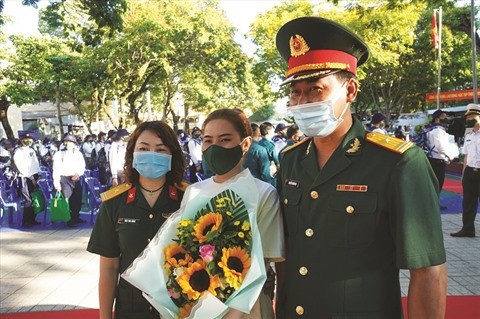 Thuy Vy (centre) et sa mère avant son départ. Photo : LD/CVN