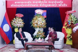 Des dirigeants de Ho Chi Minh-Ville félicitent le Laos à l'occasion de la fête Bunpimay