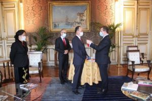 L’ambassadeur du Vietnam en France décoré de la Légion d’honneur