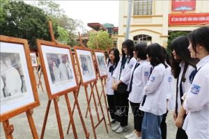 Exposition de photos sur l’Oncle Hô et les élections législatives à Ninh Binh