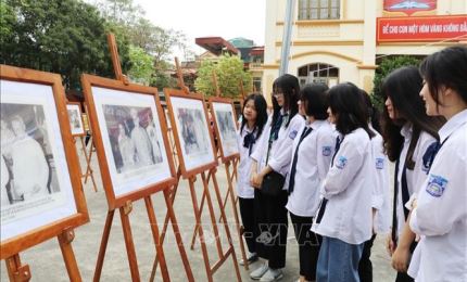 Exposition de photos sur l’Oncle Hô et les élections législatives à Ninh Binh