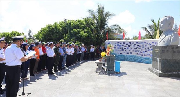La délégation visite le statue du Général Vo Nguyen Giap sur l'île Son Ca. Photo: VNA