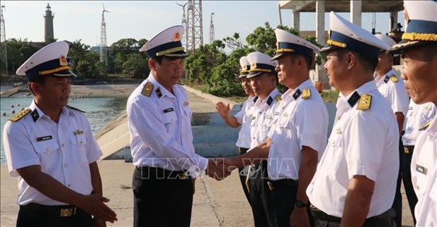 Le contre-amiral Phan Tuan Hung, commandant adjoint de la Marine populaire du Vietnam (2e de gauche) rencontre des cadres et soldats en mission sur l'île Song Tu Tay. Photo: VNA