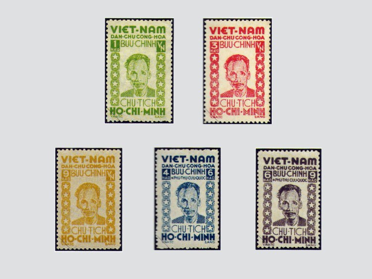 Ces timbres commémorant le premier anniversaire de la Révolution d'Août (19 août 1945) et la fondation de la République démocratique du Vietnam (2 septembre 1945) ont été émis en 1946, conçus par le peintre Nguyen Sang.