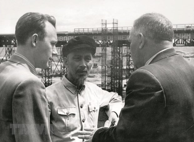 Le Président Ho Chi Minh (au milieu) visite la centrale hydroélectrique d'Irkoutsk sur la rivière Anraga. Photo : VNA