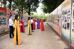Exposition en hommage au 131e anniversaire de la naissance du Président Hô Chi Minh