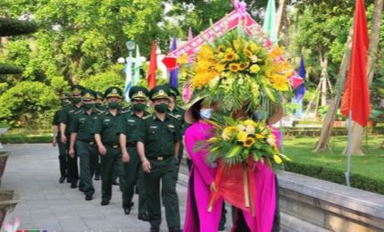 L'offrande d'encens à la mémoire du Président Ho Chi Minh dans la zone de vestiges de Kim Lien
