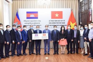 COVID-19: Le gouvernement vietnamien offre des équipements médicaux au Cambodge