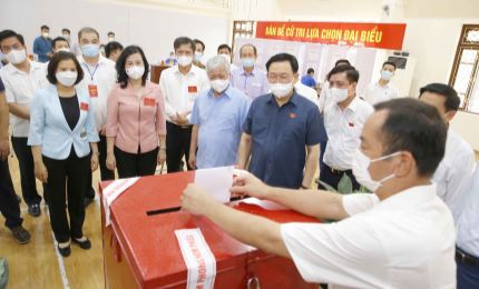 Le président de l'AN inspecte le travail électoral à Bac Ninh et Bac Giang