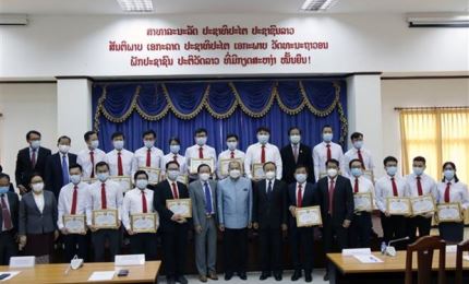 Le Laos honore des experts médicaux vietnamiens pour leurs contributions à la lutte anti-COVID-19