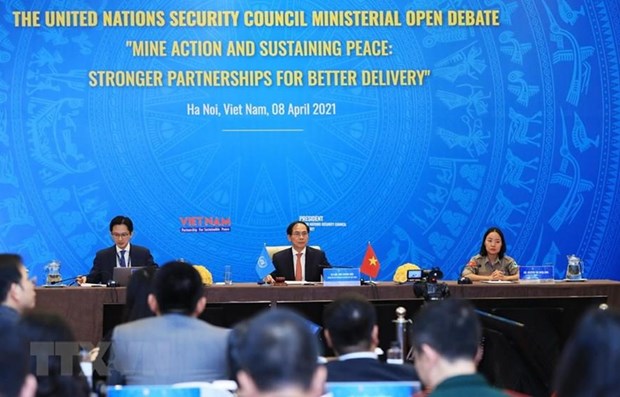 Le ministre vietnamien des Affaires étrangères, Bui Thanh Son, préside le débat ouvert ministériel du Conseil de sécurité sur la question des mines. Photo : VNA