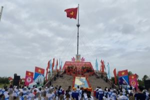 Cérémonie du lever du drapeau de la réunification nationale sur Hiên Luong, à Quang Tri