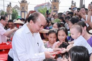 Le président salue les enfants à l'occasion de la Journée internationale de l'enfance