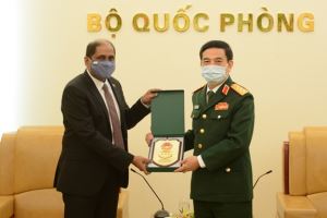 Défense: le Vietnam renforce la coopération avec Singapour et les Philippines